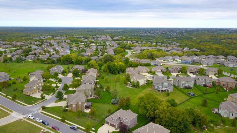 A Beginner’s Guide to Investing in Real Estate Notes: Risks and Rewards
